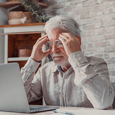 Señor con visión borrosa