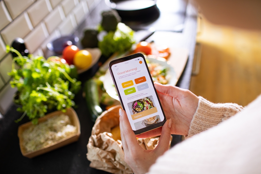 Chica joven consultando una aplicación web de alimentos