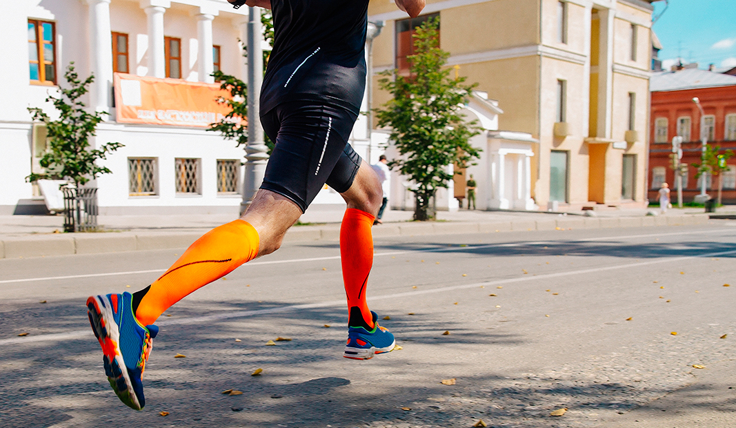 Ropa apretada para hacer ejercicio Hombre corriendo con ropa apretada