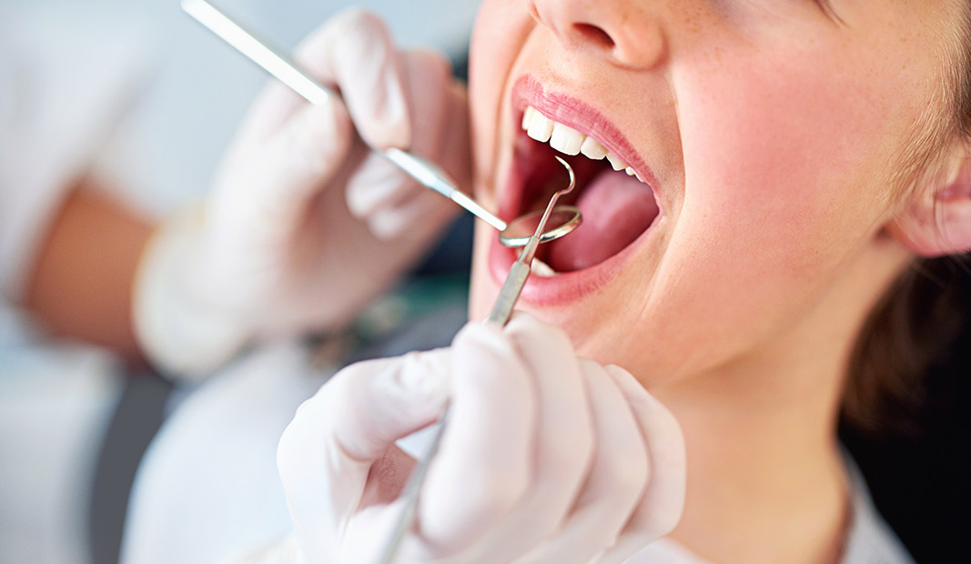 Niña en el dentista Niña en el dentista