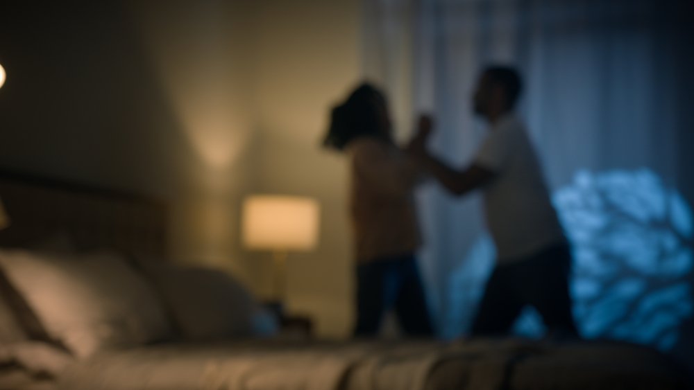 Consecuencias de las heridas familiares Un hombre agrediendo a su pareja