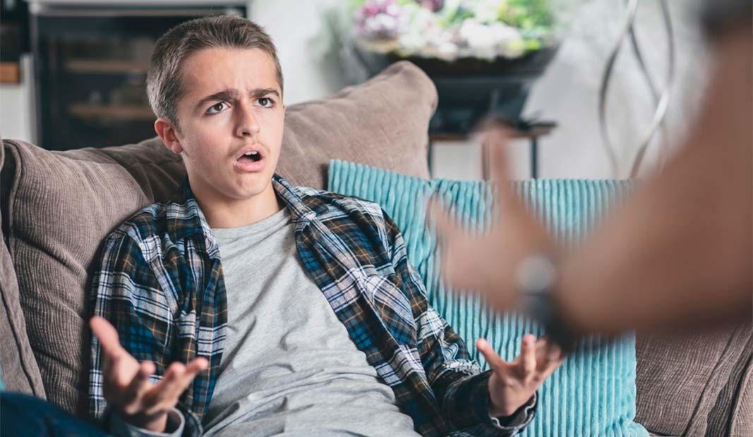 Padre discutiendo con su hijo