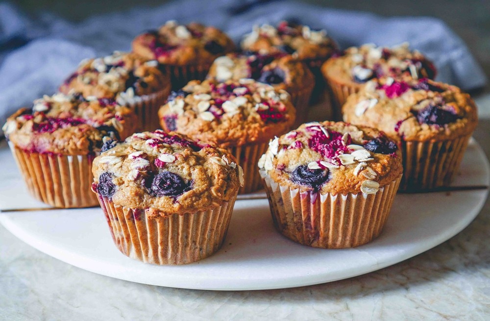Muffins de granola con plátano y berries Banana Muffins con berries mezclados con granola de avena libre de gluten