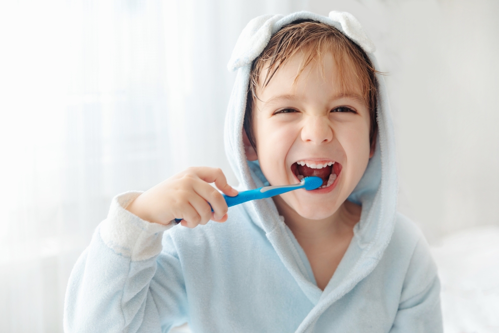Niño pequeño cepillándose los dientes