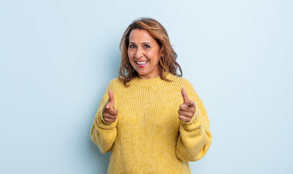 Consejos para reducir el malestar emocional al llegar a los 45 Mujer de mediana edad en actitud positiva