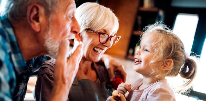 Revelan cómo reacciona el cerebro de las abuelas al ver a sus nietos