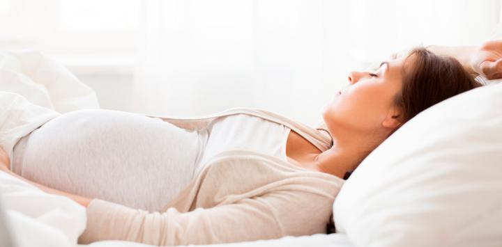 Por qué no debes dormir boca arriba al final del embarazo