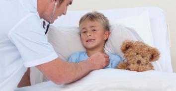 Médico auscultando a un niño en el hospital