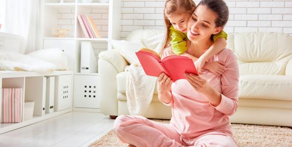Madre leyendo un libro a su hija
