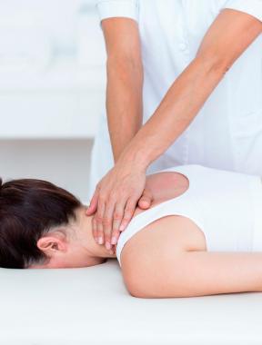 Mujer recibiendo un aliviante masaje sueco