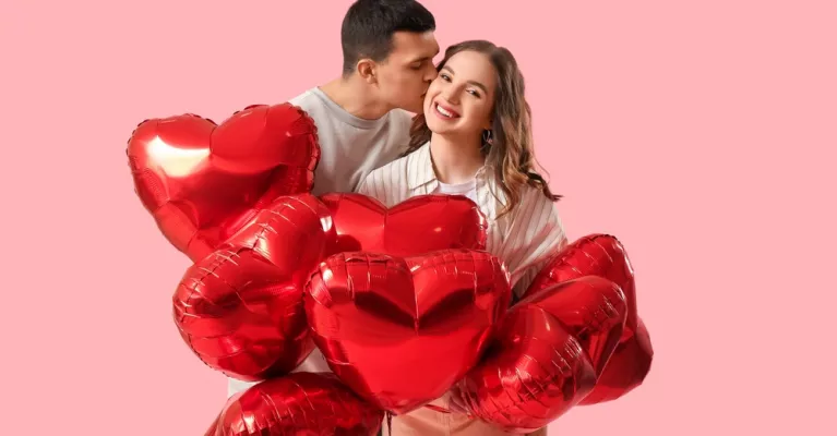 Mujer embelesada por el exceso de cariño de su pareja