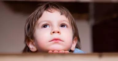 Niño con síntomas de enfermedad