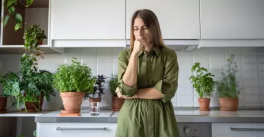 Mujer de mediana edad triste y pensativa