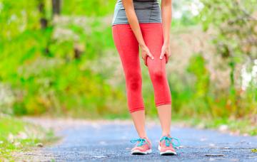 Mujer con agujetas después de hacer deporte