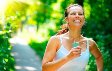 Chica corriendo para bajar su presión arterial