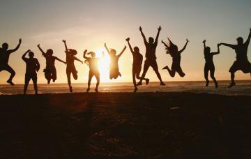 10 beneficios de la amistad para la salud Grupo de amigos saltando