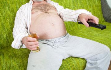 Causas del deterioro cognitivo leve Hombre bebiendo alcohol