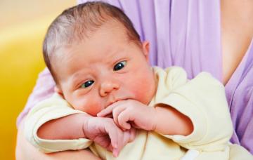 Bebé con estrabismo