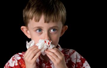 Niño con una hemorragia nasal