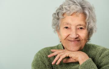 Mujer con osteoporosis