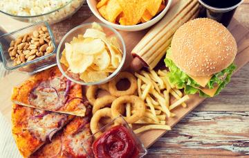 Causas del síndrome metabólico Adolescentes tomando fast food