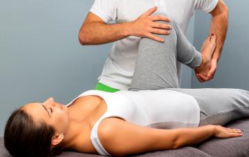 Persona realizando un diagnóstico de ciática