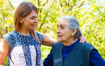 Cuidadora atiende a mujer mayor con demencia