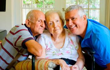 Consejos para cuidadores de pacientes con demencia con cuerpos de Lewy Familiares encargados de cuidar a una paciente con demencia con cuerpos de Lewy