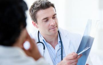 Médico analizando una prueba de tránsito esofágico Diagnóstico del cáncer de esófago