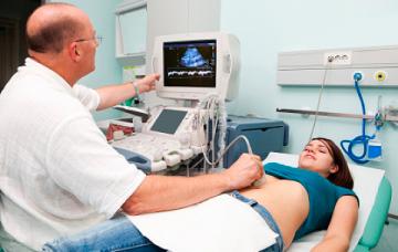 Un profesional sanitario realiza una ecografía a una paciente