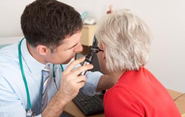 Otorrino examinando el oído a una paciente