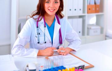 Doctora realiza un text para diagnosticar la demencia