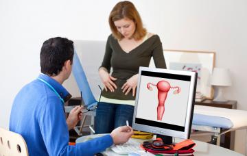 Mujer en la consulta del ginecólogo