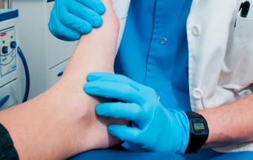 Especialista realizando un diagnóstico de la osteoporosis