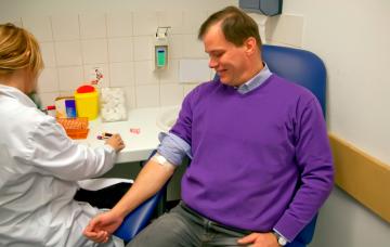 Diagnóstico de la prediabetes Hombre se somete a una extracción de sangre