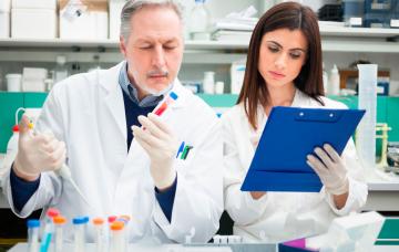 Diagnóstico del síndrome de Lynch Dos profesionales médicos trabajando en un laboratorio