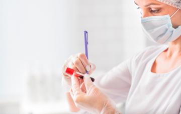 Diagnóstico de la fiebre de Oropouche Enfermera etiquetando una muestra de sangre