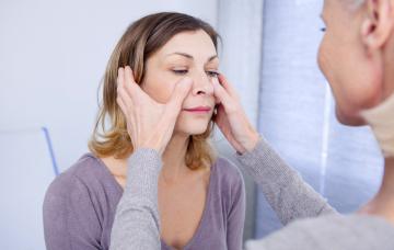 Factores de riesgo de la sinusitis Mujer mayor con riesgo de sufrir sinusitis