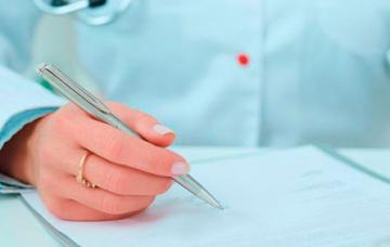 Alergóloga diagnosticando una alergia