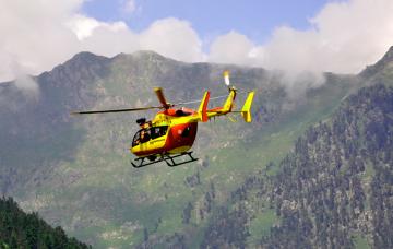 Movilización y transporte en un rescate en montaña Helicóptero sobrevuela una zona de montaña