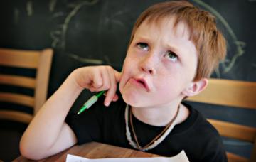 Síntomas de la hiperactividad en un niño con problemas escolares