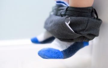 Síntomas de la infección por norovirus Niño con problemas de diarrea por norovirus