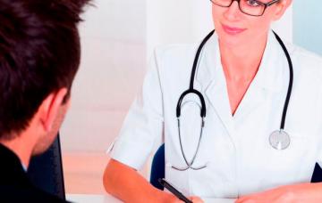 Alergóloga preguntando al paciente en consulta