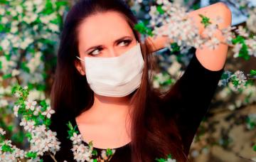 Mujer con mascarilla para prevenir la alergia