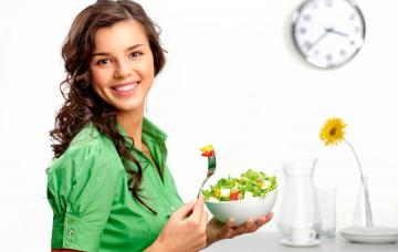 Alimentación sana para prevenir la bulimia Mujer joven comiendo una ensalada