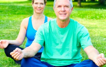 Prevención de la incontinencia urinaria Pareja de adultos haciendo ejercicios para prevenir la incontinencia urinaria