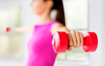 Prevención de tendinitis Mujer con mancuernas