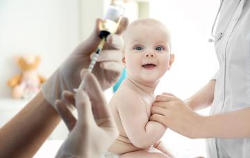 Bebé siendo vacunado del sarampión