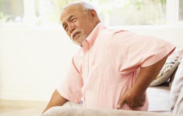 Hombre mayor con ciática