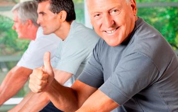Recomendaciones para la diabetes Un hombre diabético hace bicicleta en un gimnasio